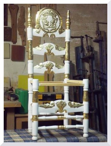Cadira amb l'or aplicat