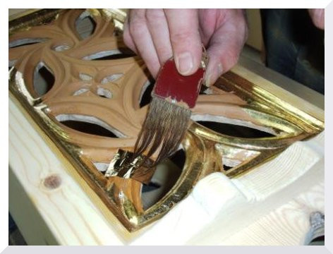 Aplicació del full d'or en una banqueta gòtica.
