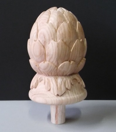 Pinya decorativa tallada en forma de carxofa